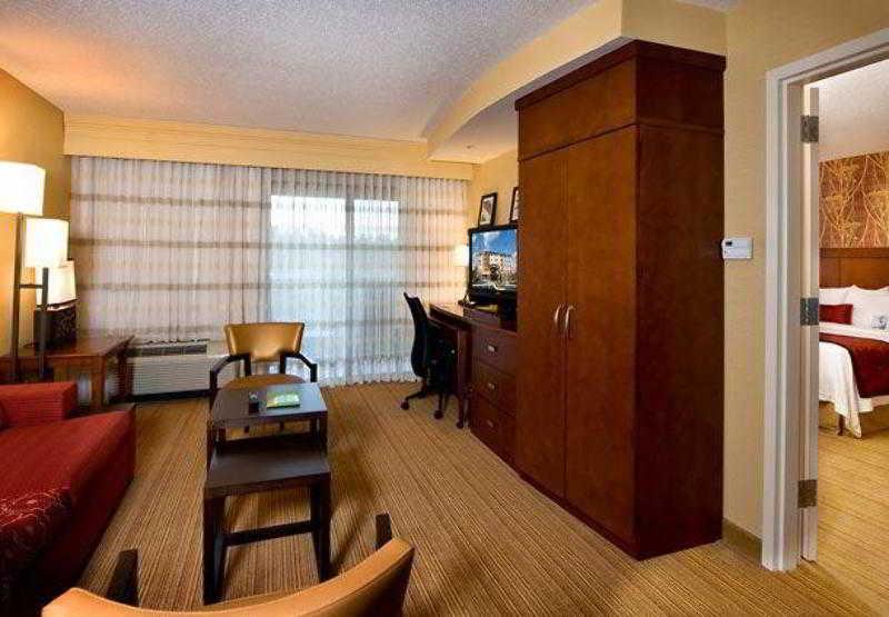 Courtyard By Marriott Atlanta Buford Mall Of Georgia Værelse billede